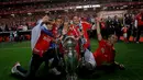 Senin (21/4/2014), para pemain merayakan gelar ke-33 Benfica di Liga Portugal setelah mengalahkan Olhanense 2-0 di Estadio Da Luz, Lisbon. (REUTERS/Hugo Correia)