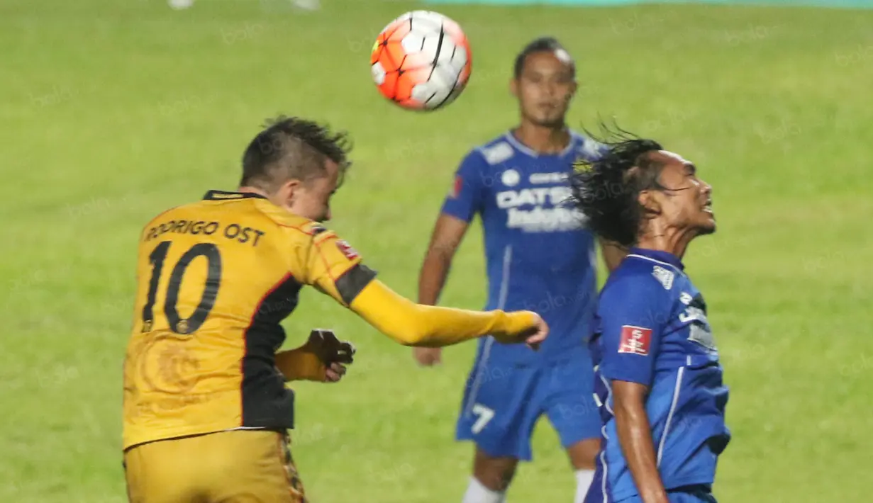 Pemain Persib, Haryono (kanan) berduel dengan pemain Mitra Kukar, Rodrigo Ost pada laga Torabika SC 2016 di Stadion Gelora Bandung Lautan Api, Sabtu (18/6/2016). (Bola.com/Nicklas Hanoatubun)