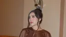 Dipadu dengan outer cape berpayet sembari membawa rangkaian bunga merah [@febbyrastanty]