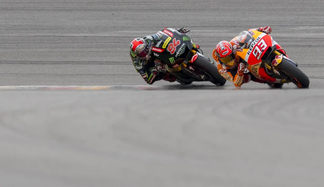Pebalap Repsol Honda, Marc Marquez, memacu motornya pada MotoGP Jerman di Sirkuit Sachsenring, Saxony, Minggu (2/7/2017). Rider asal Spanyol itu juara dengan catatan waktu 40 menit 59,525 detik. (AFP/Robert Michael)
