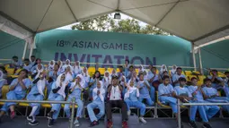 Sejumlah pelajar tingkat SMP memberi dukungan pada Invitation Tournament cabang panahan nomor compound di Lapangan Panahan Senayan, Jakarta, Sabtu (10/2/2018). Event ini merupakan pemanasan jelang Asian Games 2018. (Bola.com/Vitalis Yogi Trisna)