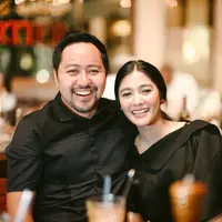 Potret kebersamaan sang kekasih dengan keluarga Naysilla Mirdad. (Sumber: Instagram/@naymirdad)