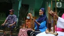 Sejumlah lansia mengikuti latihan angklung di Rumah Rehabilitasi Psikososial Dinas Sosial Kota Tangerang, Banten, Rabu (19/5/2021). Kegiatan berlatih angklung bagi lansia tersebut guna mengisi waktu luang sekaligus melatih motorik, auditori, dan sensorik para lansia. (Liputan6.com/Angga Yuniar)