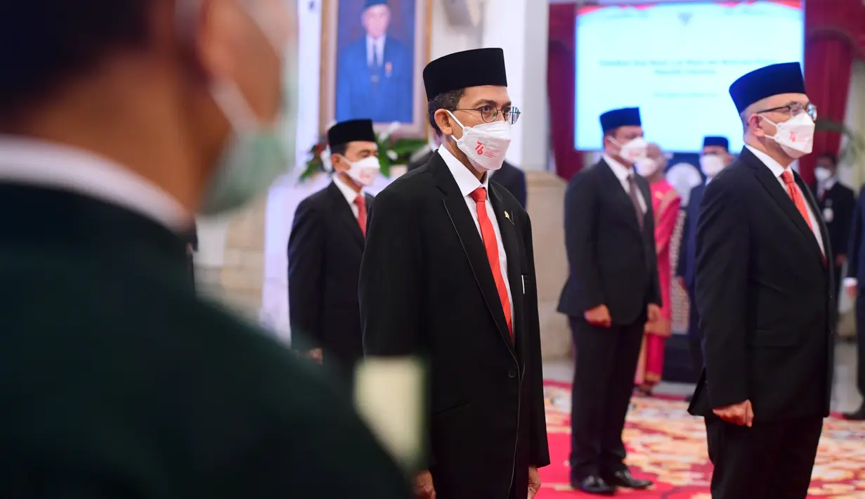 Sejumlah Duta Besar (dubes) Luar Biasa Berkuasa Penuh (LBBP) Republik Indonesia mengucapkan sumpah jabatan di Istana Negara Jakarta, Senin (25/10/2021). Salah satunya adalah Fadjroel Rachan yang menjadi Dubes LBBP RI untuk Republik Kazakhstan merangkap Republik Tajikistan. (Foto: Setpres/Muchlis Jr)