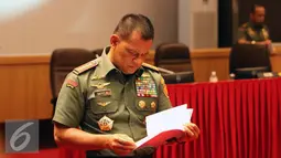 Panglima TNI, Jenderal Gatot Nurmantyo membaca buku jelang memberi keterangan usai Rapim TNI tahun 2017 di Jakarta, Kamis (19/1). Panglima menjelaskan beberapa hasil putusan Rapim TNI tahun 2017. (Liputan6.com/Helmi Fithriansyah)