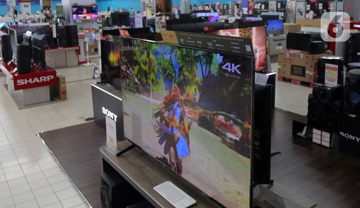 Salah satu merek TV Digital yang dijual di salah satu mall Kawasan Lebak Bulus, Jakarta, Selasa, (8/11/2022). Pemerintah secara resmi telah menghentikan siaran TV analog pada 2 November lalu. Hal ini membuat para pemilik TV 'tabung' mencari alternatif lain agar tetap bisa menonton siaran tv, salah satunya beralih ke TV digital. (Liputan6.com/Johan Tallo)