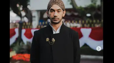 Reza Rahadian berbalut busana khas pangeran Jawa karya KRATON Auguste Soesastro (Foto: Arman Febryan via hagaipakan on Instagram)