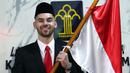 <p>Pemain sepak bola Sandy Walsh memegang bendera Merah Putih usai menjalani Sumpah Janji Setia Pewarganegaraan di Kantor Wilayah Kementerian Hukum dan HAM DKI Jakarta, Kamis (17/11/2022). Sandy Walsh resmi menjadi Warga Negara Indonesia (WNI) setelah prosesi pengambilan sumpah yang digelar secara tertutup. (Liputan6.com/Herman Zakharia)</p>