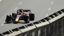 Pembalap Red Bull Max Verstappen mengemudikan mobilnya pada F1 GP Azerbaijan 2022 di Sirkuit Baku, Baku, Azerbaijan, 12 Juni 2022. Max Verstappen juara pertama diikuti Sergio Perez dan George Russell. (AP Photo/Sergei Grits)