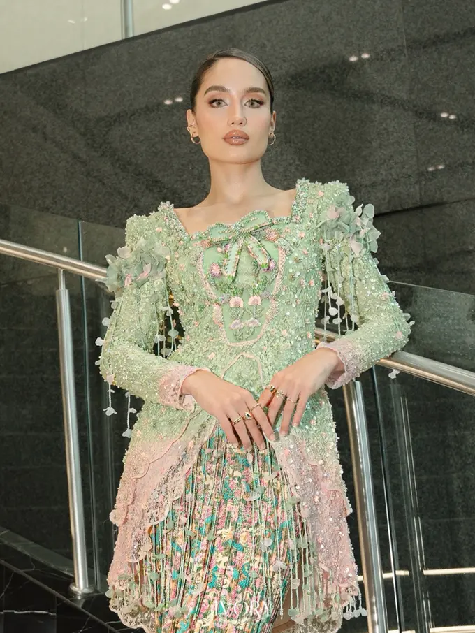 Cinta Laura Tampil Anggun dalam Kebaya berpita