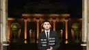 Zayn Malik tampil luar biasa dengan jas yang dilengkapi dengan typography penuh pesan. Ia hadirkan jas dan kemeja nuansa warna basic. [Foto: Valentino]