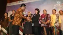 Ketua AJI Suwarjono memberikan penghargaan Tasrif Award kepada Suciwati, istri mendiang aktivis HAM Munir Said Thalib pada perayaan Ulang Tahun Aliansi Jurnalis Independen (AJI) Indonesia, di Jakarta, Senin (07/08). (Liputan6.com/Angga Yuniar)