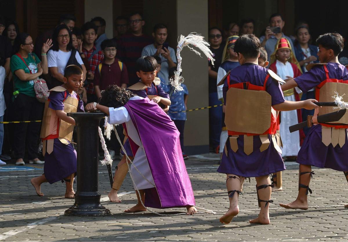 Anak-anak tampilkan drama penyaliban Yesus Kristus saat peringati Jumat Agung