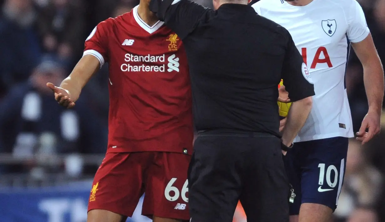 Wasit Johnathan Moss mengganjar kartu kuning pemain Liverpool Trent Alexander-Arnold saat melawan Tottenham Hotspur dalam pertandingan Liga Inggris di Anfield, Liverpool (4/2). (AP Photo/Rui Vieira)