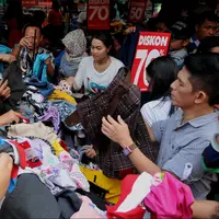 Warga memilih pakaian di kawasan perbelanjaan Pasar Baru, Jakarta, Minggu (26/6). Menjelang lebaran sejumlah toko mulai memberikan potongan harga untuk menarik pembeli. (Liputan6.com/Gempur M Surya)