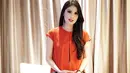 Ibu satu anak ini juga ikut merayakan tahun baru Imlek. Dan dress merah yang dikenakan Sandra Dewi ini pastinya sangat pas untuk dikenakan saat perayaan Imlek dan menambah suasana semakin meriah. (Instagram/sandradewi88)