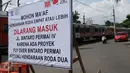 Sebuah papan pengumuman terpasang di dekat perlintasan kereta api Bintaro, Jakarta, Minggu (19/3). Rencana penutupan perlintasan rel kereta Bintaro ini per 1 April arus lalu lintas akan di alihkan ke jalan alternatif lainnya. (Liputan6.com/Helmi Afandi)