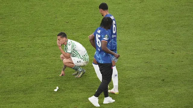Foto: Kecewanya Antony dan Kolega setelah Real Betis Gagal Juara di Conference League
