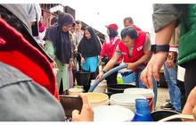 6 Aksi Komeng Jadi Relawan di Padang, Hibur Korban Banjir dengan Humor Segar
