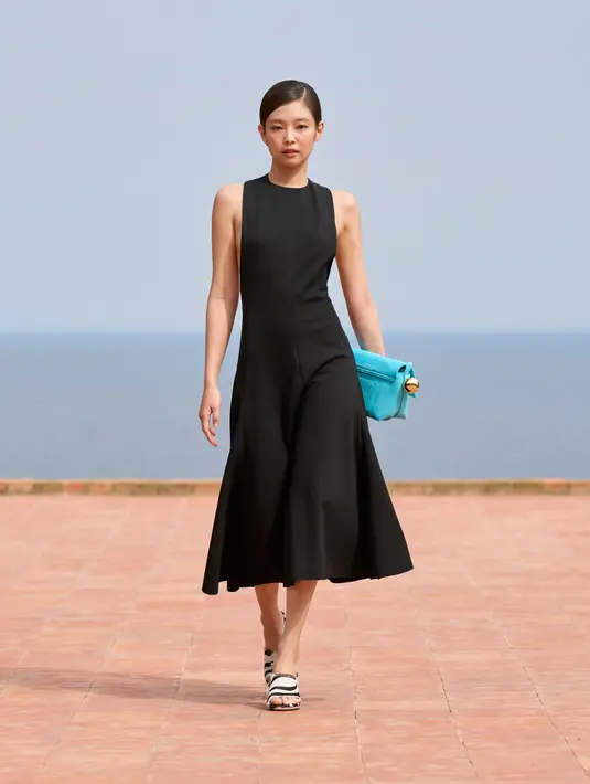 Jennie BLACKPINK selesaikan tampilannya dengan tas biru langit dan sandal heels zebra-pink [@jacquemus]