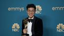 Hwang Dong-hyuk tersenyum sambil memegang penghargaan untuk kategori Sutradara Drama Serial Terbaik dalam serial “Squid Game” di ajang Emmy Awards ke-74 di Microsoft Theater, Los Angeles, Amerika (11/9/2022). Di Emmy Awards 2022, Dong Hyuk juga dinominasikan dalam kategori Penulisan Luar Biasa untuk Serial Drama. (AP Photo/Jae C. Hong)