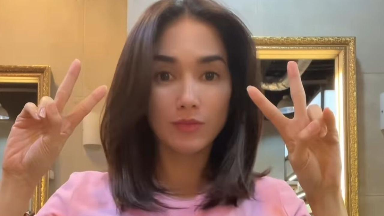 Penampilan terbaru Ussy Sulistiawaty juga mencuri perhatian rekan artis. Salah satunya Arzeti Bilbina. Ada juga Intan Nuraini yang turut mengomentari penampilan terbaru Ussy Sulistiawaty.<br>