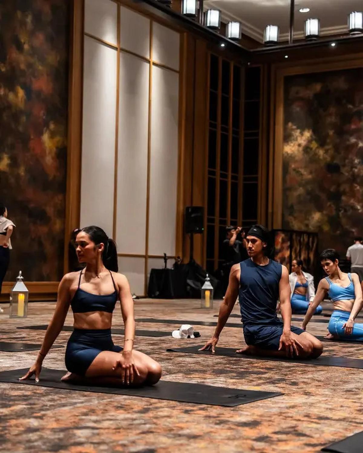 Potret Tubuh Kekar Hana Malasan Berbalut Athleisure Saat Yoga Bareng Kekasih