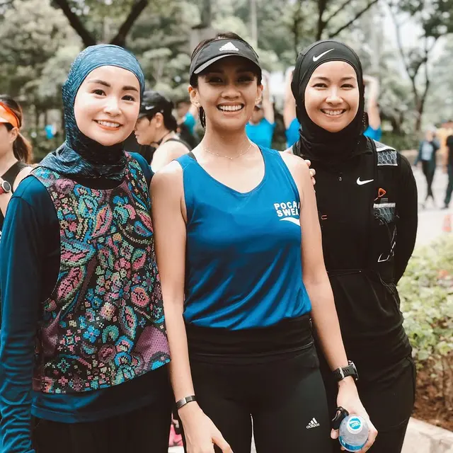 Tampil Tertutup dan Behijab, Ini 7 Gaya Sporty Soraya Larasati