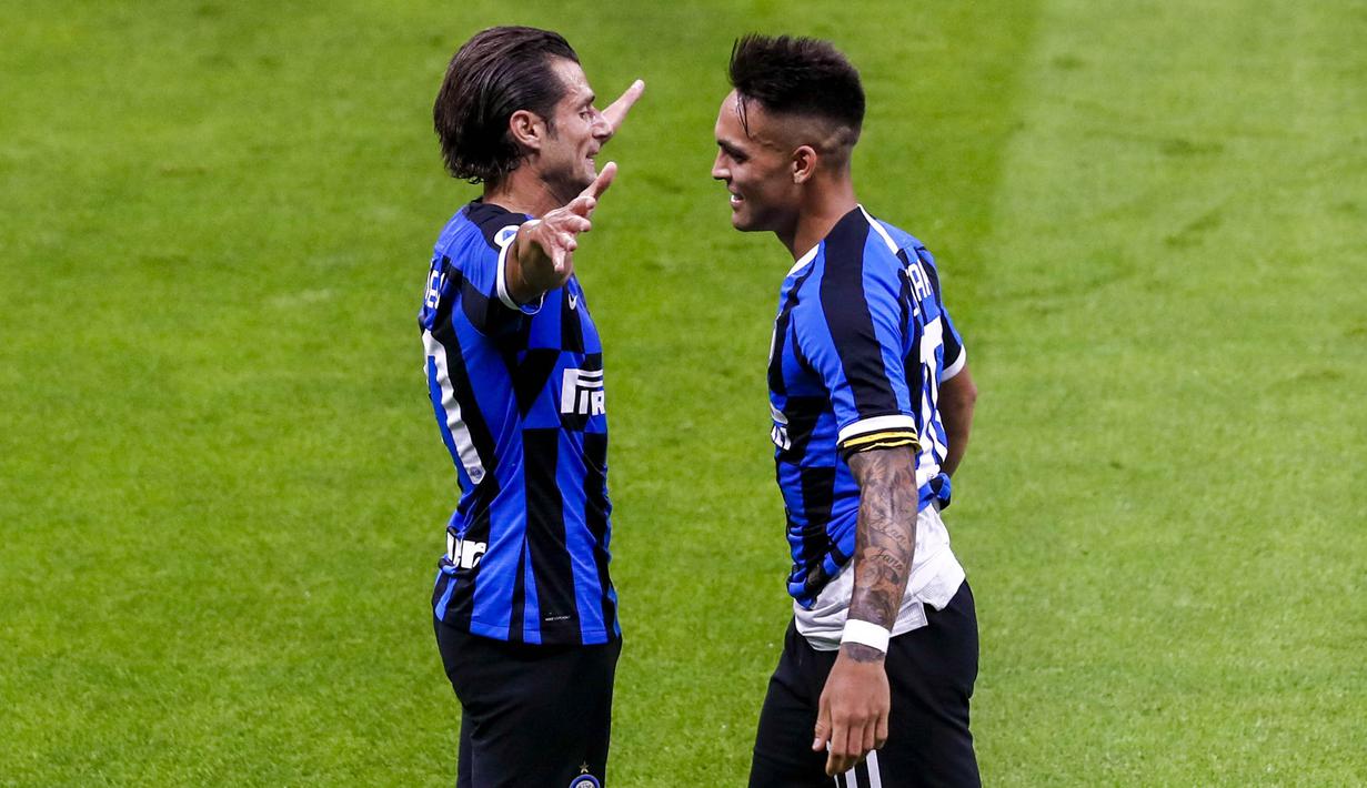 Striker Inter Milan, Lautaro Martinez, melakukan selebrasi bersama Candreva usai membobol gawang Sampdoria pada laga Serie A di Stadion Giuesepe Meazza, Minggu (21/6/2020). Inter Milan menang 2-1 atas Sampdoria. (AP/Antonio Calanni)