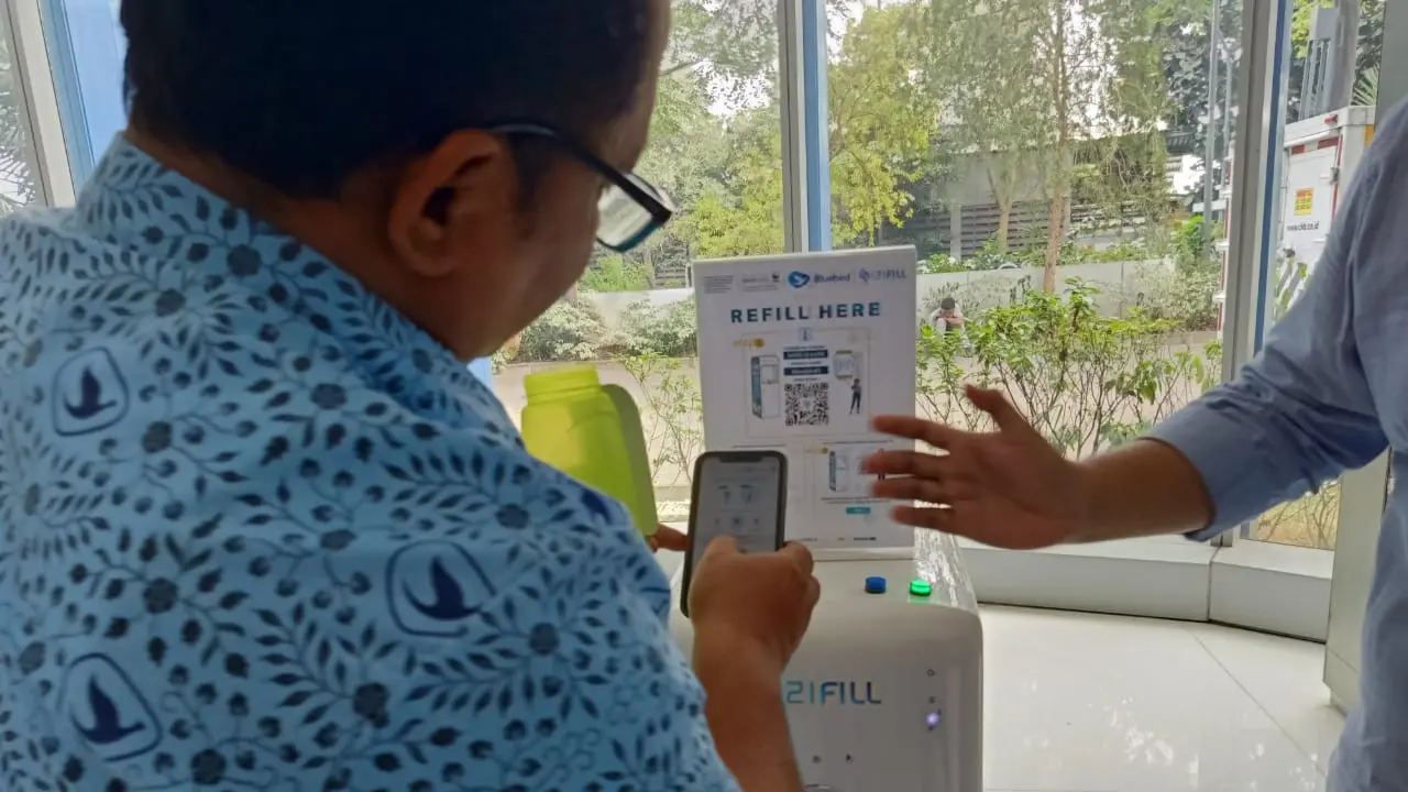 Semangat Jaga Lingkungan Lewat Pasukan Sopir Taksi Penggerak Isi Ulang Botol Minum Sendiri