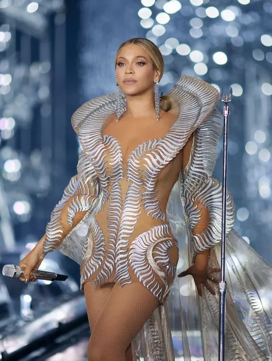 Sebanyak dua belas orang dengan penuh semangat menciptakan gaun yang diberi nama “Heliosphere” yang memakan waktu total 700 jam dari awal sampai akhir.