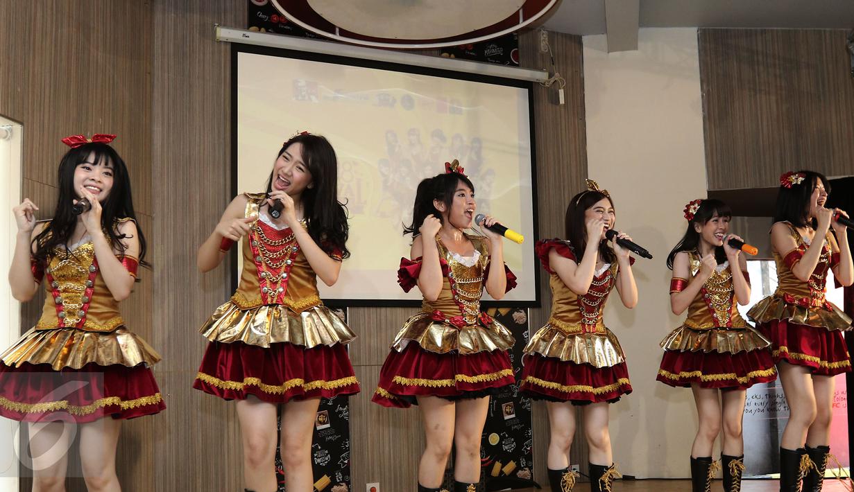 Penampilan JKT48 seusai jumpa pres New Album Festival Greatest Hits JKT48 di kawasan Kemang, Jakarta, Rabu (22/2). Album tersebut berisikan lagu yang membesarkan nama mereka salah satunya yaitu Heavy Rotation. (Liputan6.com/Herman Zakharia)
