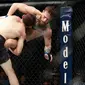 Khabib Nurmagomedov membanting Conor McGregor dalam pertarungan UFC 229 di Las Vegas, AS (6/10). Nurmagomedov mengalahkan McGregor dan berhasil keluar sebagai pemenangnya. (AP Photo/John Locher)