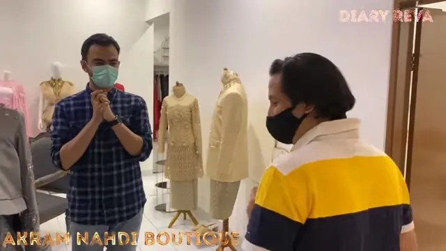 7 Potret Reza D'Academy Fitting Baju Pernikahan, Tampil Menawan
