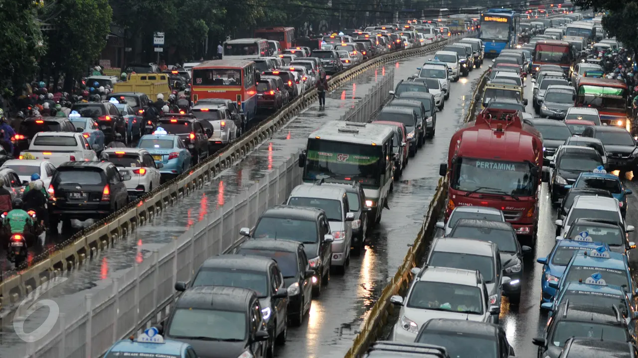 20161011-Diguyur-Hujan,-Kedaraan-Pribadi-Masuk-Jalur-Busway-di-Mampang-Jakarta-YR