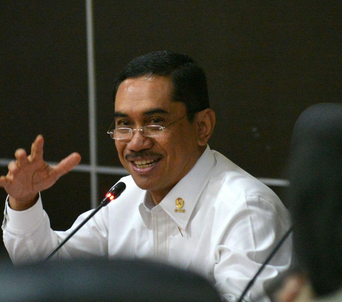 Komjen (purn) Suhardi Alius juga pernah menyamar saat menjadi Wakapolda Metro Jaya. Dirinya menyamar sebagai warga sipil yang menjadi korban kejahatan.

Agar lebih meyakinkan, Suhardi kala itu rela memakai sandal jepit, kaus biasa dan celana jeans saja.