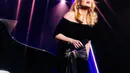 Adele mengunggah potret dirinya dengan gaun velvet sabrina. Gaun ini memiliki aksen belt yang dibuat dengan kain lilit dan bros [instagram/adele]