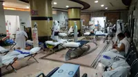 Lobi KKHI Mekah yang semula jadi tempat tunggu keluarga pasien berubah jadi tempat perawatan sementara, karena IGD sudah tidak mampu menampung.