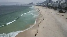 Orang-orang membuat garis di sepanjang pantai Copacabana pada Hari Laut Sedunia di Rio de Janeiro, Brasil, Rabu (8/9/2022). Organisasi Route Brasil menyerukan agar orang-orang berkumpul untuk acara yang diberi nama "Pelukan Itu," dan untuk memungut sampah di pantai, untuk menarik perhatian pada pencemaran laut. (AP Photo/Silvia Izquierdo)