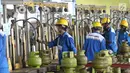 Pekerja mengisi LPG ke tabung Elpiji 3 kg di Depot LPG Tanjung Priok, Jakarta, Senin (21/5). Kenaikan permintaan tersebut dibandingkan konsumsi normal pada 2018 yaitu sebesar 10,1 persen untuk produk Elpiji bersubsidi 3 Kg. (Liputan6.com/Angga Yuniar)