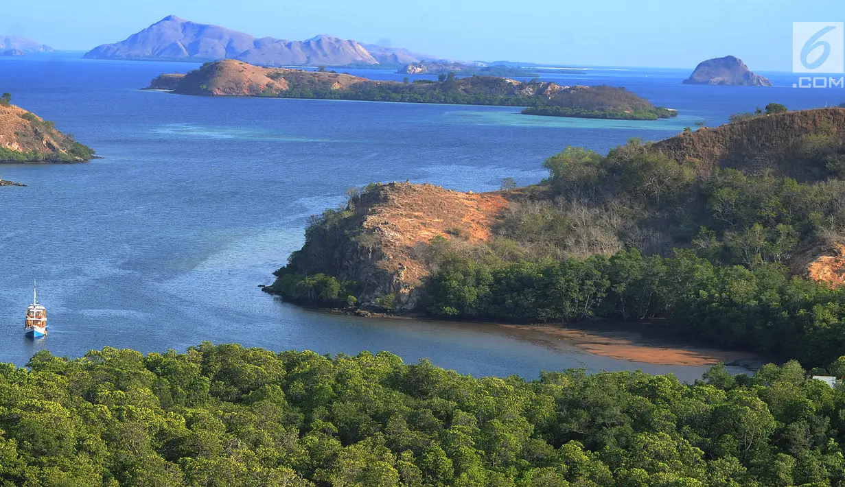 Kapal wisatawan mengarungi sebuah teluk di Pulau Rinca, Taman Nasional Komodo, NTT, Minggu (14/10). Pulau Rinca beserta Pulau Komodo dan Pulau Padar merupakan kawasan Taman Nasional Komodo yang dikelola oleh Pemerintah Pusat. (Merdeka.com/Arie basuki)