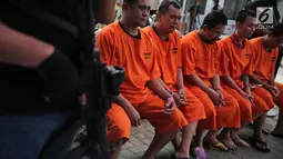 Sejumlah tersangka dihadirkan dalam pemusnahan barang bukti narkoba jenis sabu di Gedung BNN, Jakarta, Rabu (20/9). Barang bukti tersebut disita dari dua kasus yang berhasil diungkap BNN pada tanggal 6 dan 24 Agustus 2017. (Liputan6.com/Faizal Fanani)