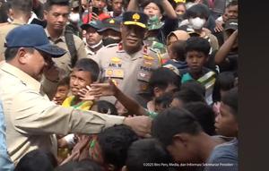 Presiden Prabowo Subianto mengunjungi daerah terdampak banjir di Kabupaten Aceh Tamiang, Provinsi Aceh, Jumat (12/12/2025). Kunjungan Prabowo untuk memastikan penanganan bencana berjalan cepat, tepat, dan terpadu. (Foto: YouTube Sekretariat Presiden)