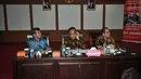 Ketua Ombudsman RI Danang Girindrawardana (kiri), Menko Kemaritiman Indroyono Soesilo dan Anggota Komisi IV DPR, Firman Soebagyo memberikan keterangan usai penyerahan rekomendasi izin hutan, Jakarta, Jumat (9/1/2015). (Liputan6.com/Miftahul Hayat)