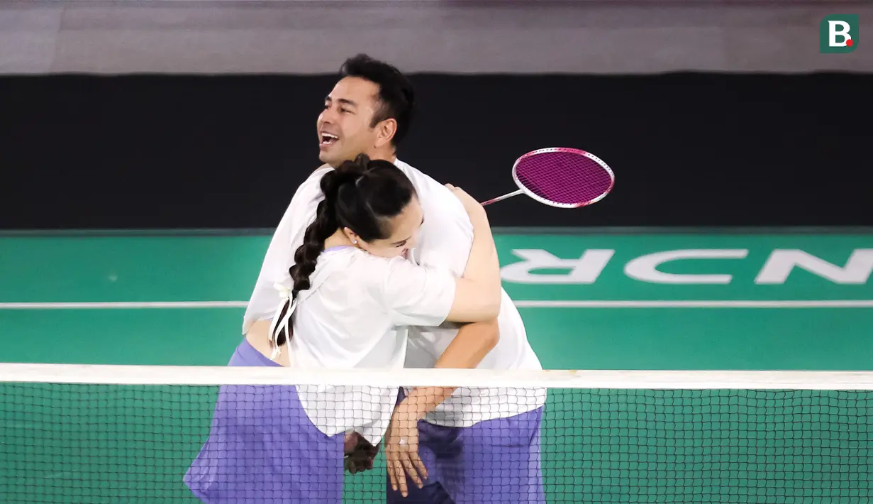 Pasangan selebritas Raffi Ahmad dan Nagita Slavina berpelukan saat bertanding melawan pasangan Rizky Billar dan Lesti Kejora pada laga bulu tangkis ganda campuran Turnamen Olahraga Selebriti Indonesia (TOSI) di GOR UNJ, Jakarta, Minggu (16/07/2023). Raffi dan Gigi kalah dua set langsung dari Rizky Billar dan Lesti dengan skor 12-21, 10-21.(Bola.com/Bagaskara Lazuardi)
