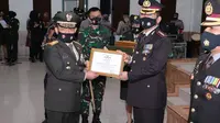 Pangdam Jaya memberikan penghargaan kepada Dirreskrimsus Polda Metro yang berhasil mengungkap berita hoaks tentang relawan yang meninggal dunia di Rumah Sakit Darurat Wisma Atlet. (Istimewa)