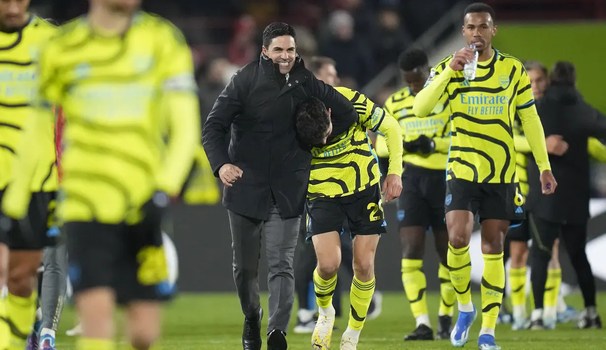 Pelatih Arsenal, Mikel Arteta merayakan kemenangan timnya bersama Kai Havertz setelah laga pekan ke-13 Liga Inggris 2023/2024 melawan Brentford di Gtech Community Stadium, London, Inggris, Minggu (26/11/2023) dini hari WIB. (AP Photo/Kirsty Wigglesworth)