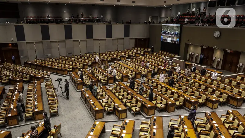 FOTO: Diwarnai Aksi Walk Out, DPR Sahkan RUU Omnibus Law Cipta Kerja Jadi Undang-Undang