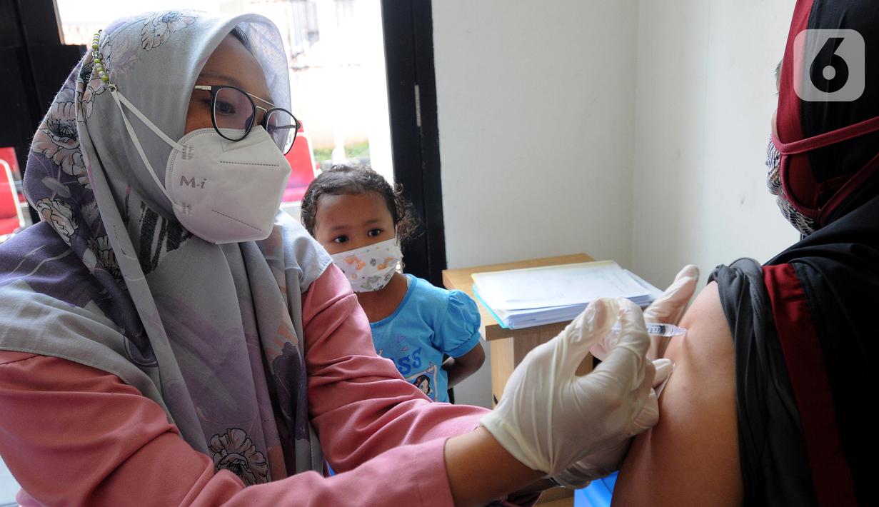 Paramedis memberikan vaksin dosis ketiga covid-19 (booster) saat vaksinasi serentak Pemkot Depok di Kantor Kecamatan Cinere, Depok, Senin (18/4/20222). Pemkot Depok menggelar gebyar vaksinasi booster secara massal di 11 Kantor Kecamatan mulai hari ini hingga Rabu, 20 April. (merdeka.com/Arie Basuki)