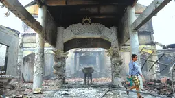 Warga saat melintas di Vihara Butong yang rusak akibat kebakaran, Tangerang, Banten, Jumat (19/2). Kebakaran untuk saat ini, diduga dari lilin yang berada di Vihara yang menyambet saluran listrik. (Liputan6.com/Faisal R Syam)